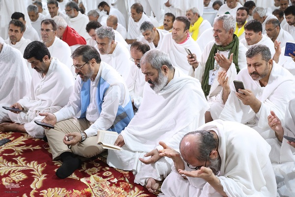 دعای عرفه زائران ایرانی در صحرای عرفات