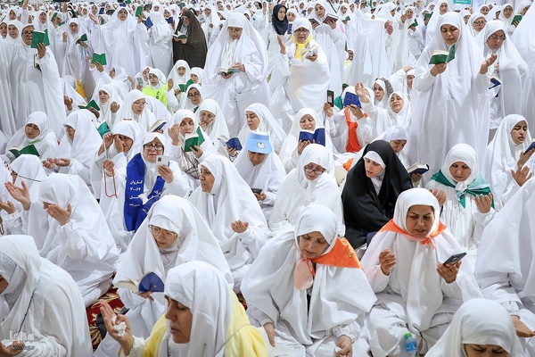 دعای عرفه زائران ایرانی در صحرای عرفات