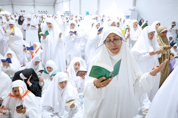 دعای عرفه زائران ایرانی در صحرای عرفات