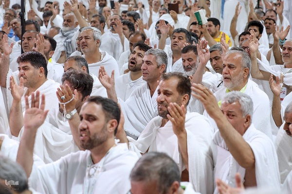 دعای عرفه زائران ایرانی در صحرای عرفات