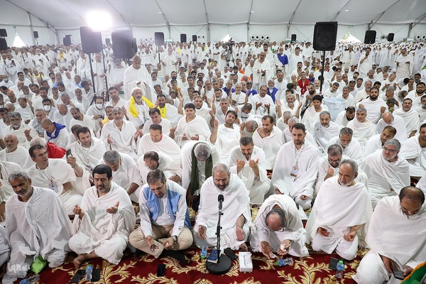 دعای عرفه زائران ایرانی در صحرای عرفات