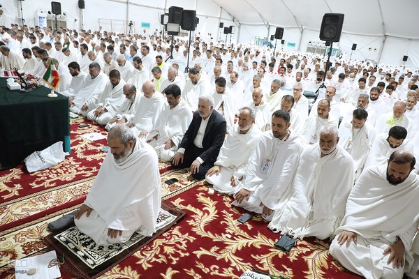 دعای عرفه زائران ایرانی در صحرای عرفات