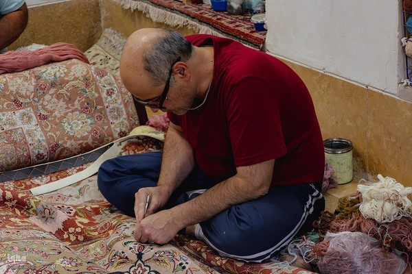 هنر مرمت فرش در قلب بازار اصفهان