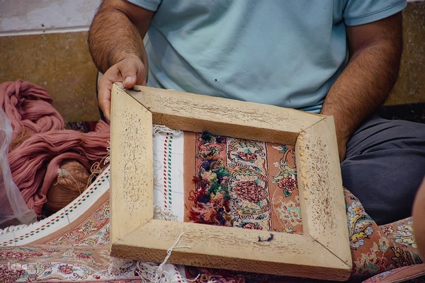 هنر مرمت فرش در قلب بازار اصفهان