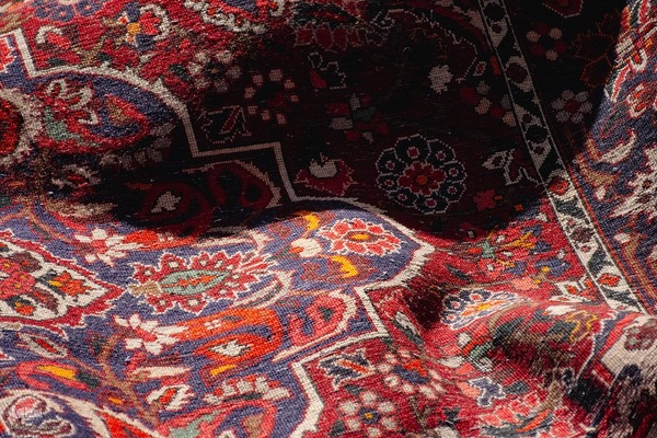 هنر مرمت فرش در قلب بازار اصفهان
