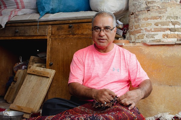 هنر مرمت فرش در قلب بازار اصفهان