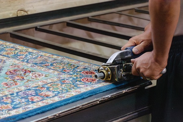 هنر مرمت فرش در قلب بازار اصفهان