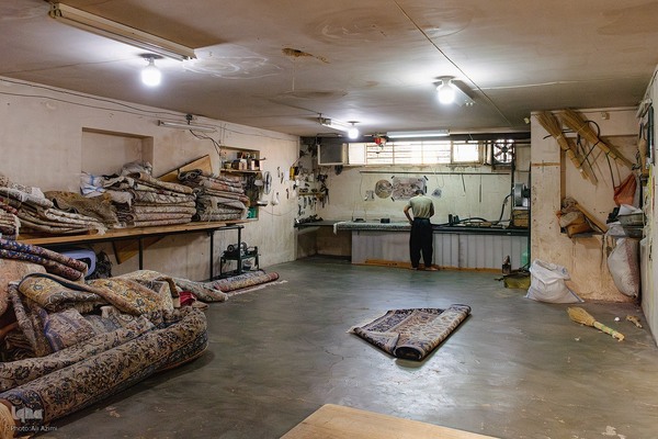 هنر مرمت فرش در قلب بازار اصفهان