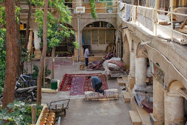 هنر مرمت فرش در قلب بازار اصفهان