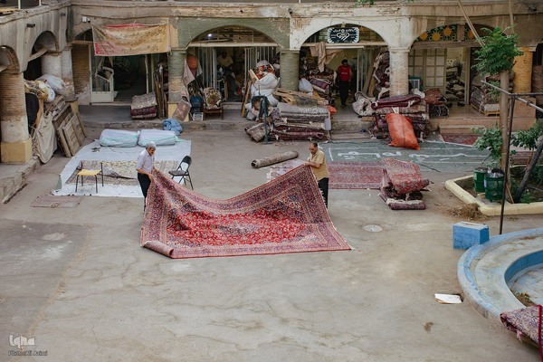 هنر مرمت فرش در قلب بازار اصفهان
