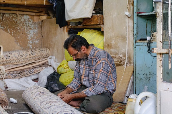 هنر مرمت فرش در قلب بازار اصفهان