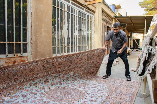 هنر مرمت فرش در قلب بازار اصفهان