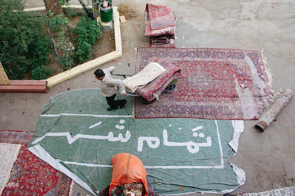 هنر مرمت فرش در قلب بازار اصفهان