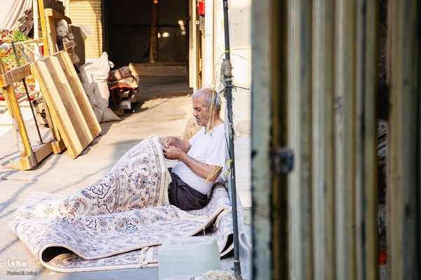 هنر مرمت فرش در قلب بازار اصفهان