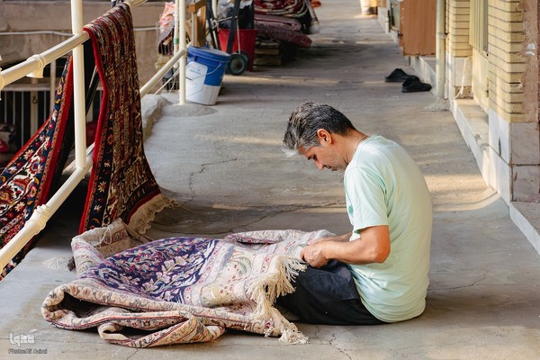 هنر مرمت فرش در قلب بازار اصفهان