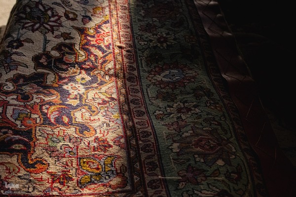 هنر مرمت فرش در قلب بازار اصفهان