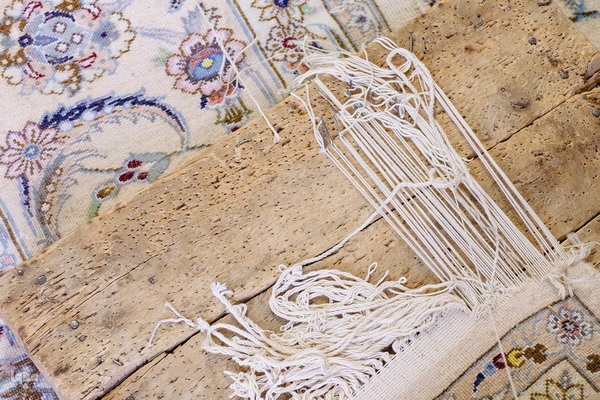 هنر مرمت فرش در قلب بازار اصفهان