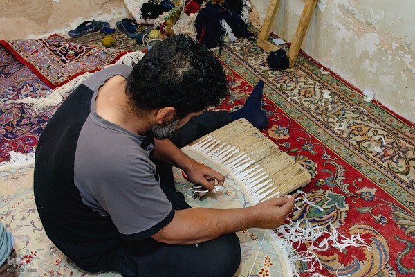 هنر مرمت فرش در قلب بازار اصفهان