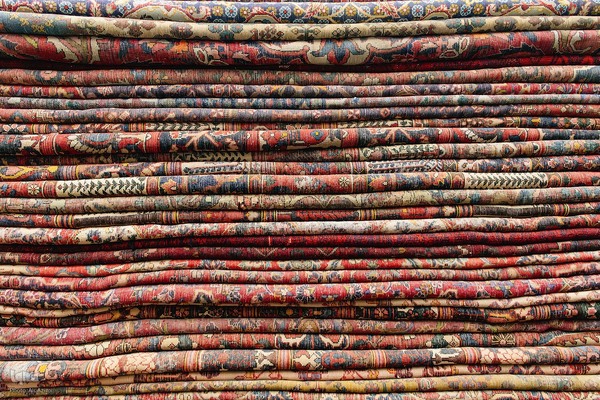 هنر مرمت فرش در قلب بازار اصفهان