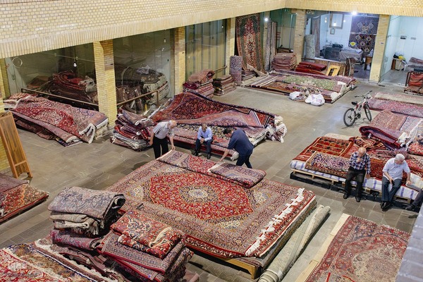 هنر مرمت فرش در قلب بازار اصفهان