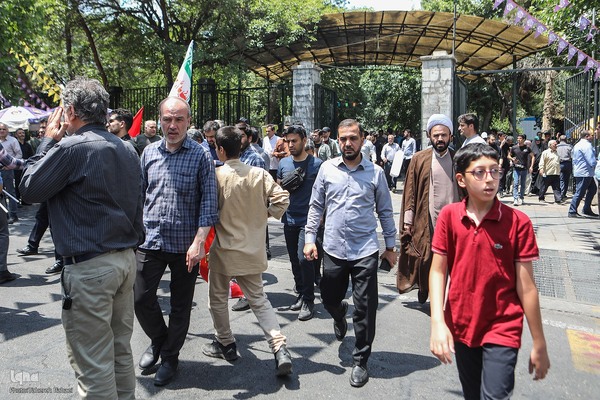 تهرانی‌ها پس از نماز جمعه در محکومیت تهاجم اسرائیل به خیابان‌ها آمدند”