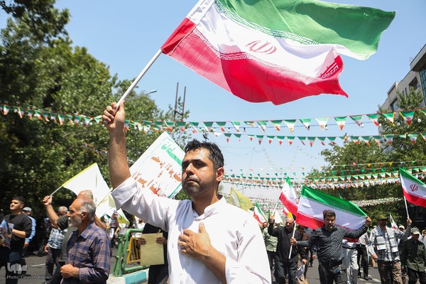 تهرانی‌ها پس از نماز جمعه در محکومیت تهاجم اسرائیل به خیابان‌ها آمدند”