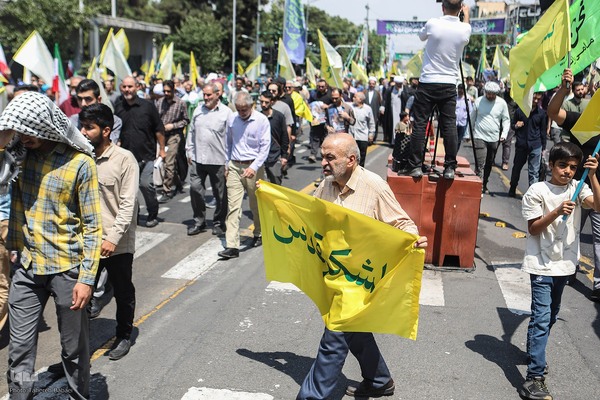 تهرانی‌ها پس از نماز جمعه در محکومیت تهاجم اسرائیل به خیابان‌ها آمدند”
