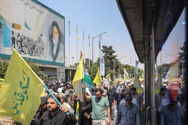 تهرانی‌ها پس از نماز جمعه در محکومیت تهاجم اسرائیل به خیابان‌ها آمدند”