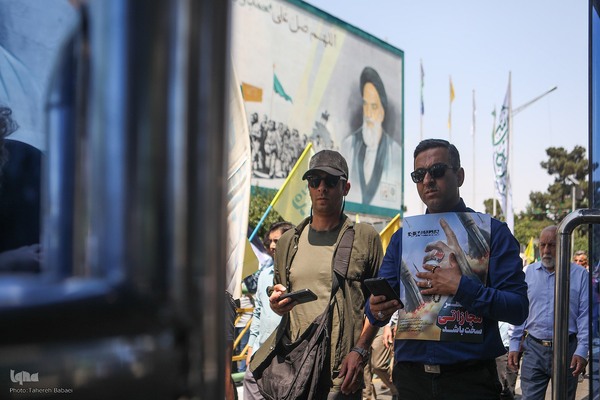 تهرانی‌ها پس از نماز جمعه در محکومیت تهاجم اسرائیل به خیابان‌ها آمدند”