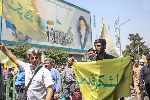 تهرانی‌ها پس از نماز جمعه در محکومیت تهاجم اسرائیل به خیابان‌ها آمدند”