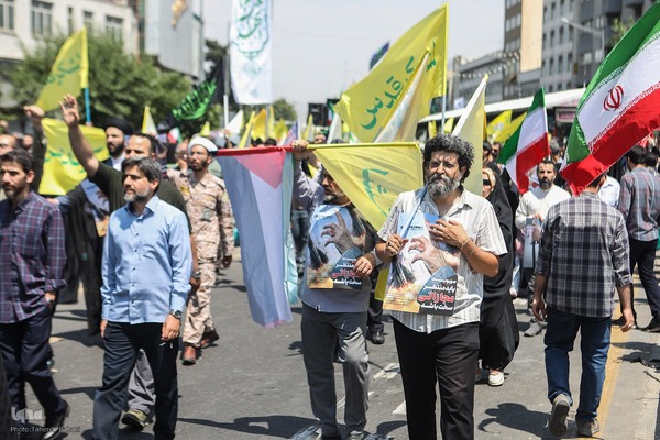 تهرانی‌ها پس از نماز جمعه در محکومیت تهاجم اسرائیل به خیابان‌ها آمدند”