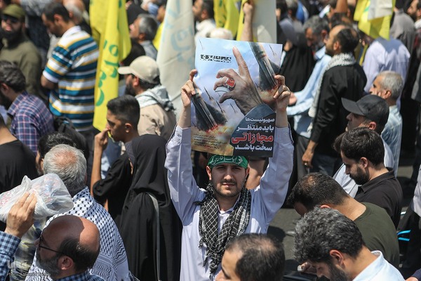 تهرانی‌ها پس از نماز جمعه در محکومیت تهاجم اسرائیل به خیابان‌ها آمدند”