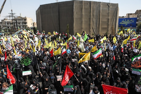 تهرانی‌ها پس از نماز جمعه در محکومیت تهاجم اسرائیل به خیابان‌ها آمدند”