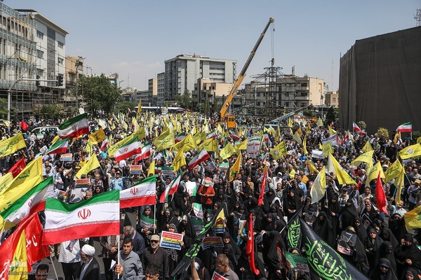 تهرانی‌ها پس از نماز جمعه در محکومیت تهاجم اسرائیل به خیابان‌ها آمدند”