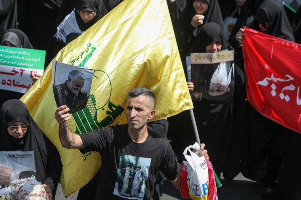 تهرانی‌ها پس از نماز جمعه در محکومیت تهاجم اسرائیل به خیابان‌ها آمدند”