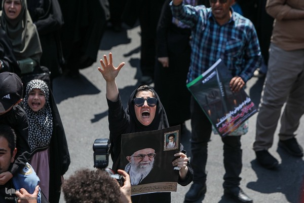 تهرانی‌ها پس از نماز جمعه در محکومیت تهاجم اسرائیل به خیابان‌ها آمدند”