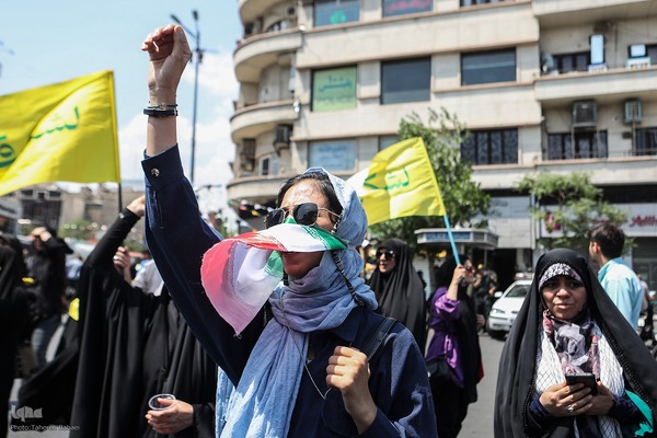 تهرانی‌ها پس از نماز جمعه در محکومیت تهاجم اسرائیل به خیابان‌ها آمدند”