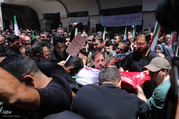 تشییع پیکر دو شهید قرآن آموز در تبریز