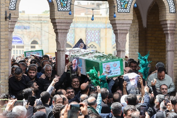 تشییع و خاکسپاری پیکر شهید طهرانچی و همسرش در صحن حرم حضرت عبدالعظیم (ع)