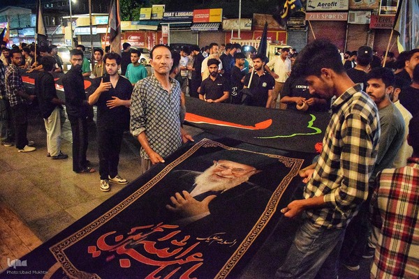 مراسم برافراشتن پرچم عزاداری در کشمیر