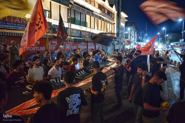 مراسم برافراشتن پرچم عزاداری در کشمیر