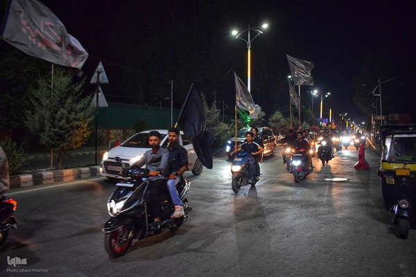 مراسم برافراشتن پرچم عزاداری در کشمیر