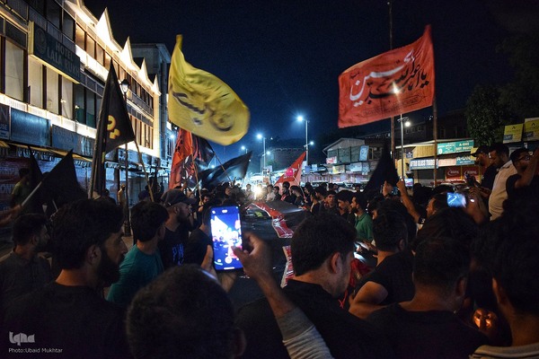 مراسم برافراشتن پرچم عزاداری در کشمیر