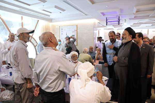 دیدار صمیمی سرپرست حجاج ایرانی با زائران کشورمان