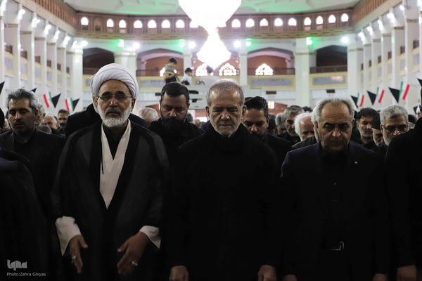 حضور رییس جمهور دکتر پزشکیان در نماز ظهر عاشورا در تبریز