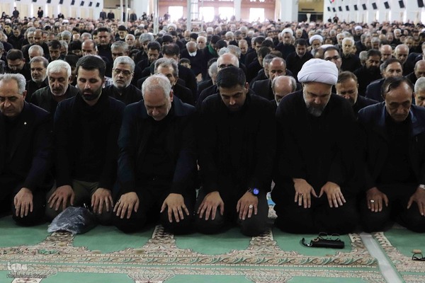 حضور رییس جمهور دکتر پزشکیان در نماز ظهر عاشورا در تبریز