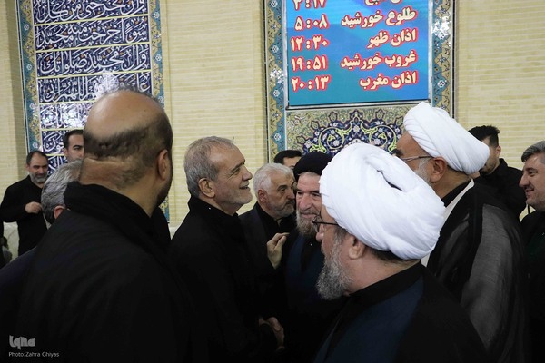 حضور رییس جمهور دکتر پزشکیان در نماز ظهر عاشورا در تبریز