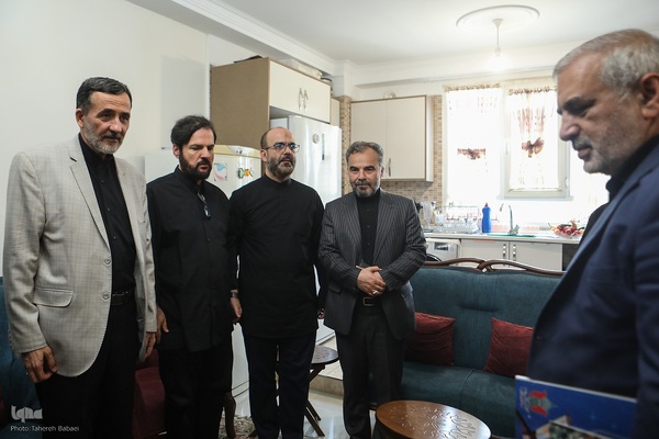 حضور جامعه قرآنی در منزل شهید احسان ذاکری