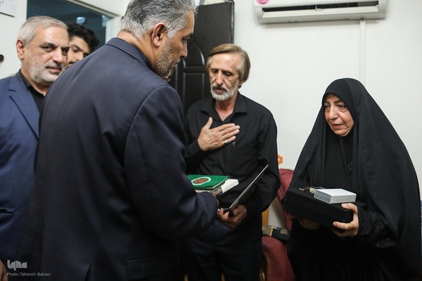 حضور جامعه قرآنی در منزل شهید احسان ذاکری