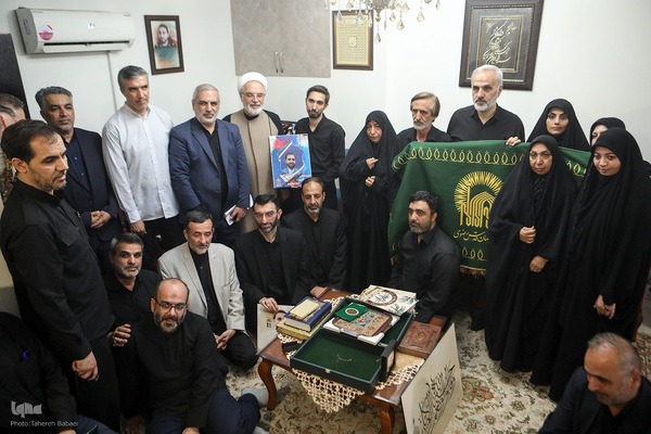 حضور جامعه قرآنی در منزل شهید احسان ذاکری